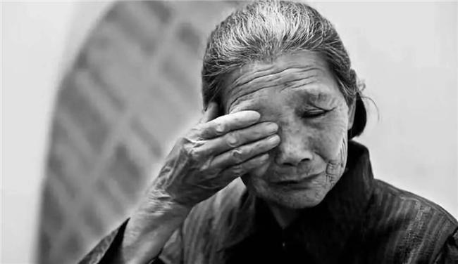 【泪时光】92岁母亲去世,囤下1000斤粮食给“智障”儿子:每对母子,都是生死之交