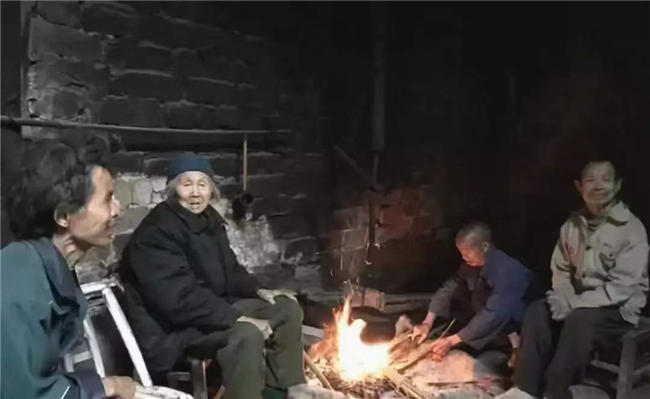 【泪时光】92岁母亲去世,囤下1000斤粮食给“智障”儿子:每对母子,都是生死之交