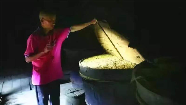 【泪时光】92岁母亲去世,囤下1000斤粮食给“智障”儿子:每对母子,都是生死之交