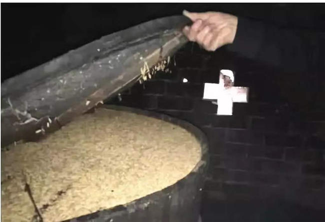 【泪时光】92岁母亲去世,囤下1000斤粮食给“智障”儿子:每对母子,都是生死之交