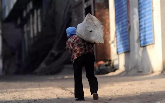 【泪时光】92岁母亲去世,囤下1000斤粮食给“智障”儿子:每对母子,都是生死之交