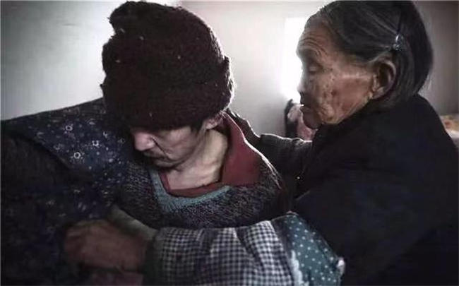 【泪时光】92岁母亲去世,囤下1000斤粮食给“智障”儿子:每对母子,都是生死之交