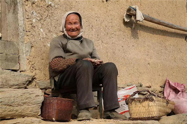 【泪时光】92岁母亲去世,囤下1000斤粮食给“智障”儿子:每对母子,都是生死之交