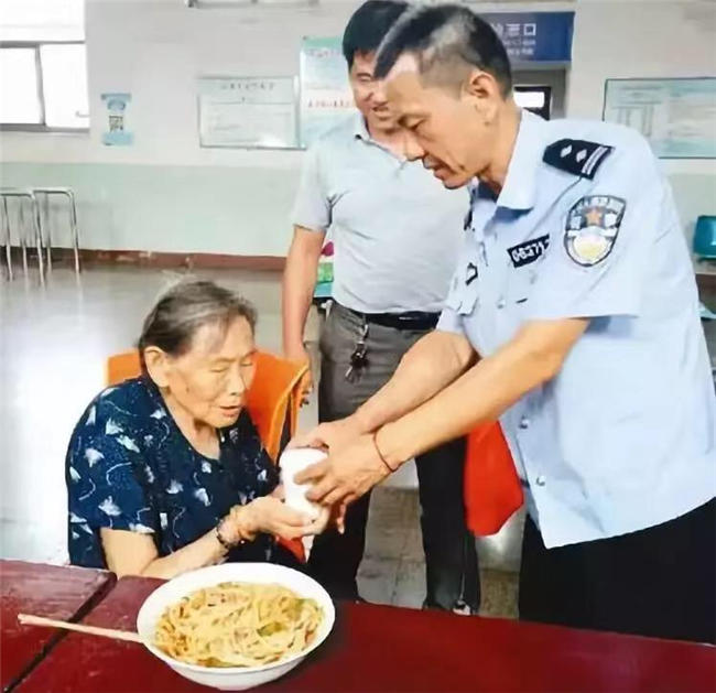 【泪时光】92岁母亲去世,囤下1000斤粮食给“智障”儿子:每对母子,都是生死之交