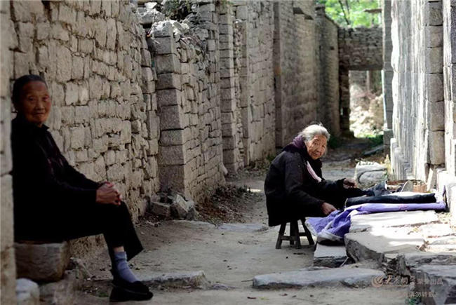 【泪时光】92岁母亲去世,囤下1000斤粮食给“智障”儿子:每对母子,都是生死之交