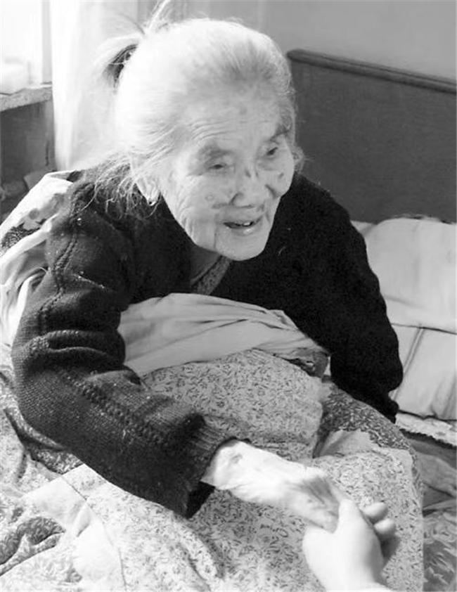 【泪时光】92岁母亲去世,囤下1000斤粮食给“智障”儿子:每对母子,都是生死之交