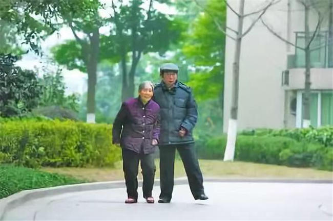 【泪时光】92岁母亲去世,囤下1000斤粮食给“智障”儿子:每对母子,都是生死之交