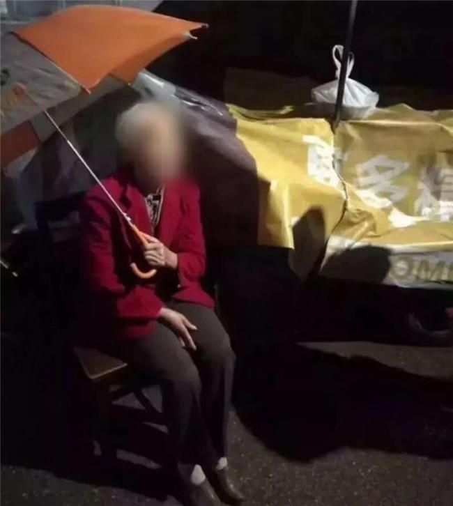 【泪时光】92岁母亲去世,囤下1000斤粮食给“智障”儿子:每对母子,都是生死之交